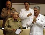 President Raúl Castro, vicepresident Miguel Diaz-Canel, de Minister van Defensie Leopoldo Cintras Frias (links) en Cuba's Minister van Buitenlandse Zaken, Bruno Rodriguez nemen deel aan de stemmingen in de Assemblee, 7 juli 2013