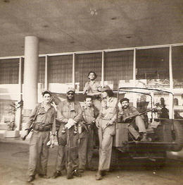Leden van het rebellenleger van Fidel Castro voor het toenmalige Hilton Hotel. Fidel Castro gebruikte destijds de bovenste etage. familie 