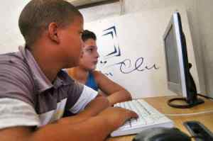 Jongeren acter een computer in Joven Club