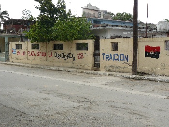 Vlak bij de woning van de familie Payá was op de muur te lezen dat 'dissidentie verraad' was