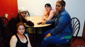 Vier Cubanen wachten af in Bogota, zie artikel BBC Mundo