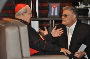  Kardinaal Ortega in gesprek met televisiepresentator Amaury Pérez.