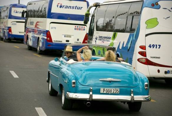 old-timer-toeristenbus-malecon